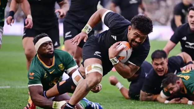 Ardie Savea scores against the Springboks as Siya Kolisi attempts the tackle